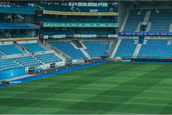 Aanleg hoofdveld in Grassmaster met blauwe kunstgras uitloopstroken (2018), 4 kunstgrasvelden (2021, 2020, 2011, indoor 2012) en 2 natuurgrasvelden (2012) - Sportinfrabouw NV